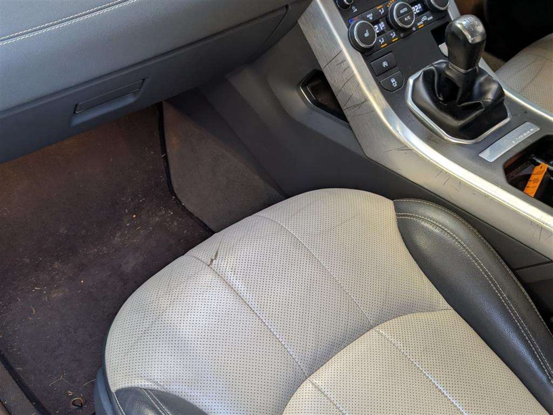 2015 LAND ROVER RANGE ROVER EVOQUE SE TEC - Image 33 of 47