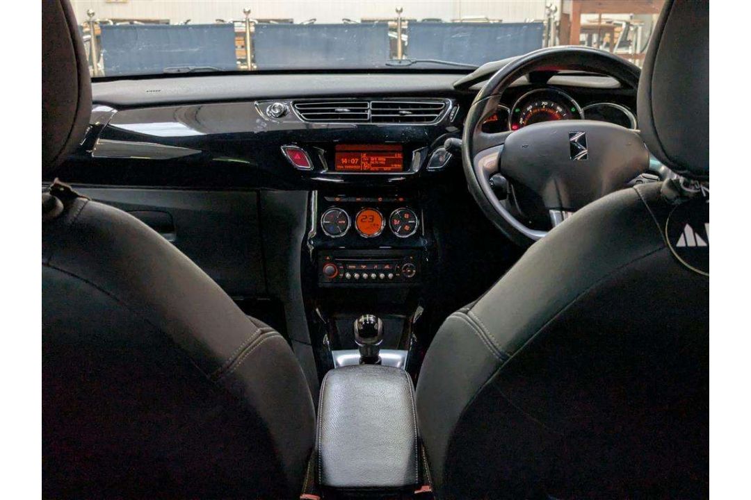 2015 CITROEN DS3 DSTYLE + E-HDI - Image 7 of 26