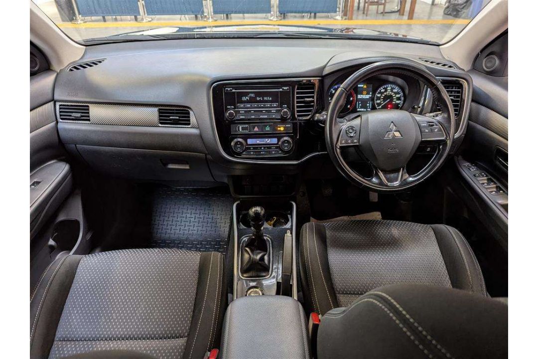 2017 MITSUBISHI OUTLANDER DI-D 3 - Image 7 of 30