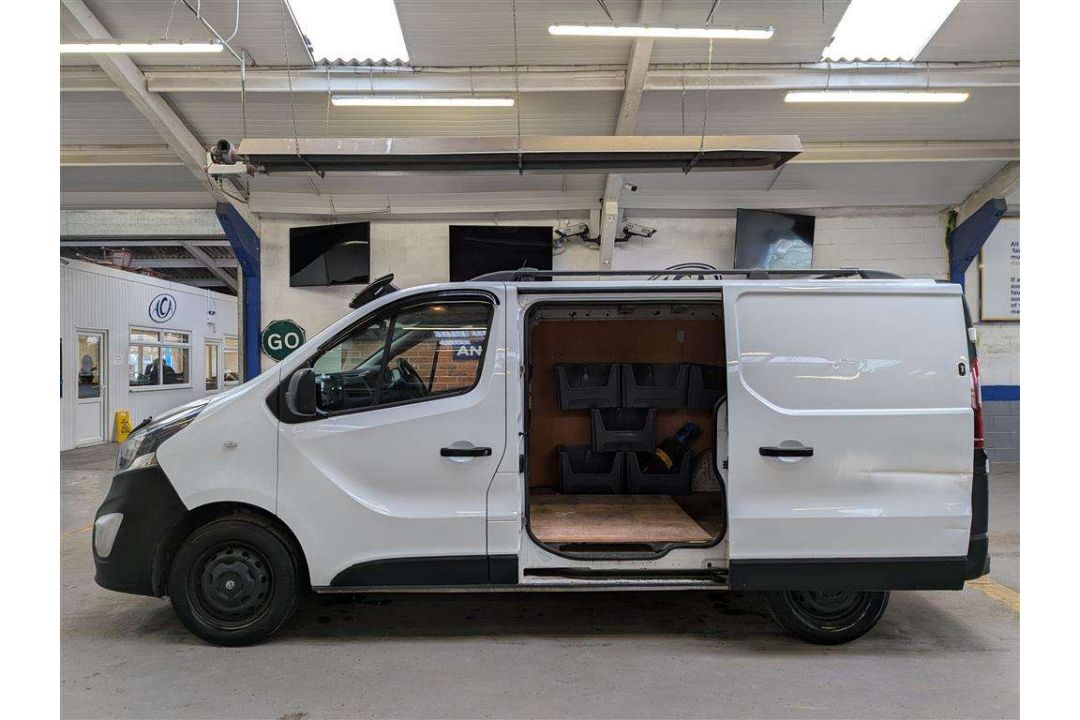 2017 VAUXHALL VIVARO 2700 CDTI - Image 2 of 27