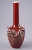 Kupferrotglasur-Vase mit Drachenrelief, China Qing-Dynastie,