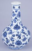 Blau-weisse Vase mit Blumen, China Republik,