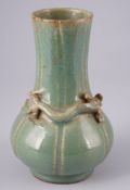 Seladon-Vase mit Drachenmotiven, China,