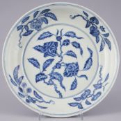 Blau-weisser Teller mit Blumen, China Republikzeit,