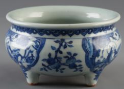 Blau-weißer Weihrauchbrenner mit Charakterszenen, China, wohl Ming-Dynastie,