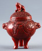Rotlack-Dreifuß-Weihrauchbrenner, China, Qing-Dynastie,