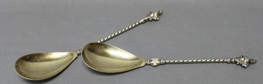 Silber. Zier- oder Vorlegelöffel. Zwei Vorlegelöffel mit gedrehtem Stiel und verziertem Endstück. An