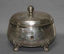 Silber. Längsovale Zuckerdose aus Silber mit bauchiger, leicht verzierter, ornamentaler Wandung