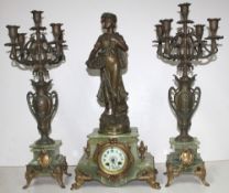 Uhren. Französisches Kaminset - Kaminuhr mit stehender weiblicher Figur (Junge Fischerin am Meer)