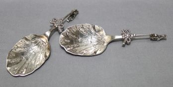 Silber. Kleine Zier- oder Vorlegelöffel. Zwei kleine Vorlegelöffel mit gekröpftem und verziertem
