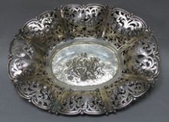 Silber. Durchbrochene ovale Zierschale im Boden mit vier Putti und floralen Verzierungen, an den