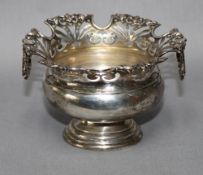 Silber. Kleine ovale Zierschale, mit schlicht gewölbter Wandung und hochgezogenem durchbrochenen