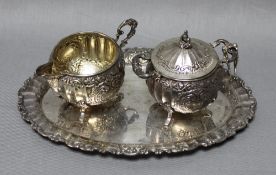 Silber. Kleines ovales Tablett mit Sahnegießer und Zuckerdose alle drei Teile im Boden mit