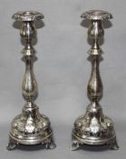 Silber. Zwei gleichförmige Kerzenleuchter für eine Kerze. Am Balusterschaft und Stand mit floraler