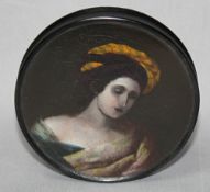 Stobwasser. Braunschweig. Halbportrait einer Frau mit Kopfschmuck. Runde Schnupftabaksdose aus