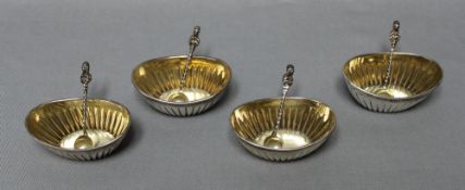 Silber. Kleine ovale Salzschalen mit Löffelchen. Set bestehen aus 4 kleinen Schälchen jeweils mit