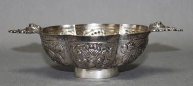 Silber. Kleine ovale Zierschale, in den leicht gewölbten Wandungen mit floralen Verzierungen, an der