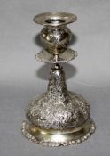 Silber. Kerzenleuchter für eine Kerze. Am Balusterschaft und Stand mit floraler Ornamentik verziert.