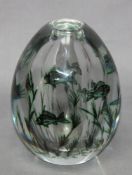 Glas. Orrefors Fiskgraal Glas von Edward Hald. Kleine Vase mit grünblauen Fischen und