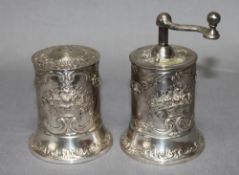 Silber. Kleiner Salzstreuer und dazu passend Pfeffermühle. Jeweils Runder Corpus mit floraler