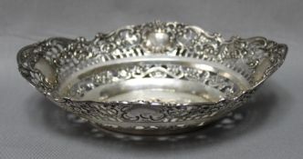 Silber. Durchbrochene ovale Zierschale im Boden mit Blumenbouquet, an den Seiten mit floralen