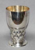 Silber. Trinkbecher mit schlichter Wandung, ohne Dekor. Oberhalb auf dem Standring "Halbmond,
