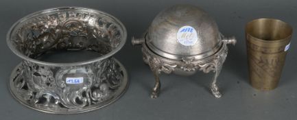 Zweitlgs. Konvolut Versilbertes: Kaviarschale (H=13 cm, D=14 cm) und floral durchbrochener Sockel (