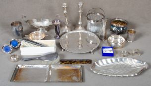 Konvolut 800er / 925er Sterlingsilber, ca. 2.500 g. Bestehend aus: Becher, Bürsten, Kerzenständer,