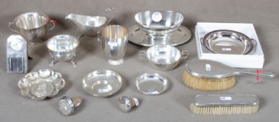 Konvolut 800er / 925er Silber, ca. 1.329 g, u.a. Becher, Bürsten, Flaschenkorken, Saucière und