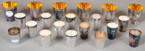 14 Becher und sechs Fußbecher. 925er Sterlingsilber, ca. 1.059 g, H=6 / 8 cm.