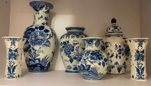 Sechs unterschiedliche Vasen. Delft 20. Jh. Fayence, blau bemalt mit Floraldekor; am Boden
