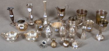 Konvolut Silber. 800er / 925er Sterlingsilber, ca. 1.580 g. Bestehend aus: Vasen, Henkelbecher,