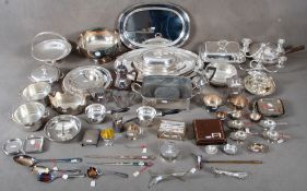 Großes Konvolut Versilbertes, u.a. Becher, Bowle, Kerzenleuchter, Tabletts, Teedose, Terrinen,