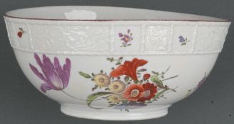 Seltene Kumme „Rocaillebündel“ Ludwigsburg 1770 Tiefe Spülkumme, walzenförmig gemuldet, sich nach