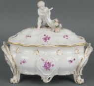 Seltene Terrine „Rocaillerelief“ Ludwigsburg 1764 Oval, mehrpassig bauchig gedrückter Korpus auf