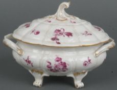 Kleine Terrine „Rocaillerelief“ Ludwigsburg 1780 Oval, bauchig gedrückt, auf vier Rocaillefüßen.