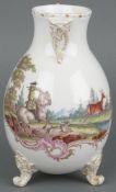 Frühe Kanne Ludwigsburg 1764 Birnenförmig, auf drei Rocaillefüßen, mit kurzer, V-förmiger, fein