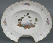 Seltene Barbierschale „Girlandenrelief“ Ludwigsburg 1775 Großes ovales Formteil, gemuldet mit