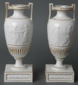 Paar Doppelhenkelamphorenvasen Ludwigsburg 1820 Je mit hohem Fuß auf quadratischer Plinthe. Enger