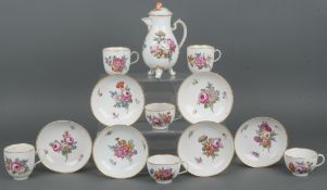 Siebentlgs. Kaffeeservice Ludwigsburg 1785 Bestehend aus: Eine birnenförmige Kanne, auf drei