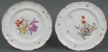 Zwei flache Teller Ludwigsburg 1775 Je rund gemuldet, mit steigender Wandung, gerippte Fahne mit