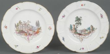 Paar flache Teller „Altozier“ Ludwigsburg 1770 Rund gemuldet, mit steigender Wandung, gerippte Fahne