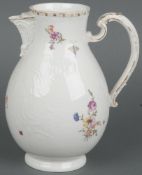 Frühe Kanne „Blumenrelief“ Ludwigsburg 1760 Birnenförmig, auf eingeschnürtem Standring, mit