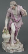 Mann mit Korb Ludwigsburg um 1775 Antikisierende Figur eines Mannes in Schrittstellung gehend,