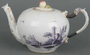 Frühe Teekanne „Altozier“ Ludwigsburg 1764 Kugelförmig, sich nach unten verjüngend, mit tief
