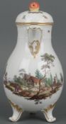 Große Kanne „Altozier“ Ludwigsburg 1780 Birnenförmig, auf drei Rocaillefüßen, mit kurzer, fein