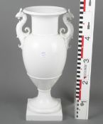 Vase mit Greifenhenkeln. KPM Berlin 20. Jh. Porzellan, weiß glasiert, balusterförmig, quadratischer