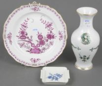 Dreitlgs. Konvolut Porzellan. Meissen 20. Jh. Porzellan, purpurn, blau und grün bemalt, teilw. gold