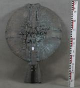Ovales Zierkreuz. Wohl deutsch 20. Jh. Runde Bronzescheibe mit Heiligen und musizierenden Figuren, 