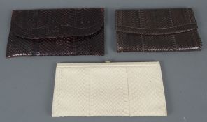 Drei Handtaschen. Wohl Deutsch 20. Jh. Leder, H=12,5 bis 14 cm, B=20,5 bis 24 cm. >>Dieses Objekt s